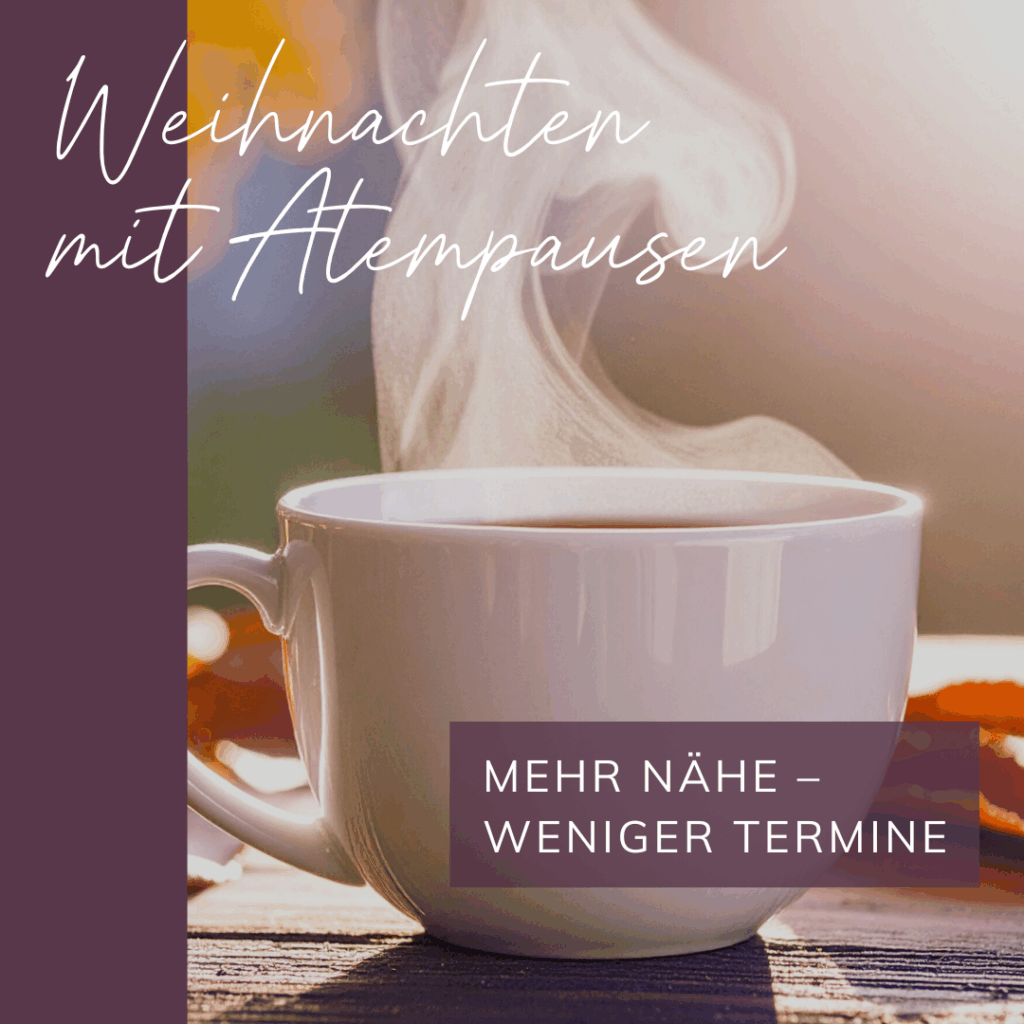 Weiße Teetasse mit aufsteigendem Dampf; Text: „Weihnachten mit Atempausen – Mehr Nähe – weniger Termine